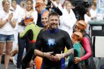 Amsterdam 11 september 2016
Amsterdam city swim tbv ALS door de amsterdamse grachten. Johnny de Mol met manager Carlijn de Vries Ralph en Daniel de Vries