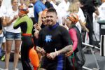 Amsterdam 11 september 2016
Amsterdam city swim tbv ALS door de amsterdamse grachten. Johnny de Mol met manager Carlijn de Vries Ralph en Daniel de Vries