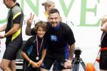 Amsterdam 11 september 2016
Amsterdam city swim tbv ALS door de amsterdamse grachten. Johnny de Mol met manager Carlijn de Vries Ralph en Daniel de Vries