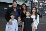 Zaandam 1 oktober 2016
Premiere Peter Pan in schouwburg  Zaandam.
Martijn Krabbe met zijn kinderen Achilles Michelle Jasmijn zijn vriendin Noi Pakon met haar zoontje.