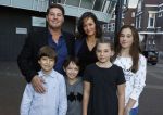 Zaandam 1 oktober 2016
Premiere Peter Pan in schouwburg  Zaandam.
Martijn Krabbe met zijn kinderen Achilles Michelle Jasmijn zijn vriendin Noi Pakon met haar zoontje.