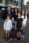 Zaandam 1 oktober 2016
Premiere Peter Pan in schouwburg  Zaandam.
Martijn Krabbe met zijn kinderen Achilles Michelle Jasmijn zijn vriendin Noi Pakon met haar zoontje.