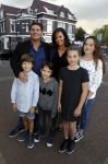 Zaandam 1 oktober 2016
Premiere Peter Pan in schouwburg  Zaandam.
Martijn Krabbe met zijn kinderen Achilles Michelle Jasmijn zijn vriendin Noi Pakon met haar zoontje.