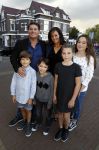 Zaandam 1 oktober 2016
Premiere Peter Pan in schouwburg  Zaandam.
Martijn Krabbe met zijn kinderen Achilles Michelle Jasmijn zijn vriendin Noi Pakon met haar zoontje.