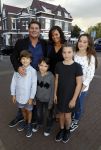 Zaandam 1 oktober 2016
Premiere Peter Pan in schouwburg  Zaandam.
Martijn Krabbe met zijn kinderen Achilles Michelle Jasmijn zijn vriendin Noi Pakon met haar zoontje.
