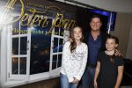 Zaandam 1 oktober 2016
Premiere Peter Pan in schouwburg  Zaandam.
Martijn Krabbe met zijn kinderen Achilles Michelle Jasmijn zijn vriendin Noi Pakon met haar zoontje.