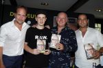 Rotterdam 14 september 2016
Boekpresentatie boek Rene v Gijp geschreven door Michiel v Egmond bij the harbour club. Zijn zoons Bicky en Sanny kregen de eerste exemplaren