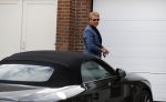 Lijnden 19 september 2016
Patricia Paay en haar nieuwe vriend Robbert Hinfelaar arriveren in haar auto bij haar huis.