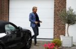 Lijnden 19 september 2016
Patricia Paay en haar nieuwe vriend Robbert Hinfelaar arriveren in haar auto bij haar huis.