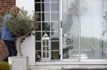 Lijnden 19 september 2016
Patricia Paay en haar nieuwe vriend Robbert Hinfelaar arriveren in haar auto bij haar huis.