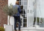 Lijnden 19 september 2016
Patricia Paay en haar nieuwe vriend Robbert Hinfelaar arriveren in haar auto bij haar huis.
