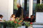 Amsterdam 12 september 2016
Rutger hauer op terras van het Amstel Hotel met vrienden en oud model Tatjana Patitz