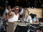 Amsterdam 12 september 2016 
Tim Douwsma en zijn vriendin Jessie Jazz Vuijk op terras en op de scooter