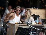 Amsterdam 12 september 2016 
Tim Douwsma en zijn vriendin Jessie Jazz Vuijk op terras en op de scooter