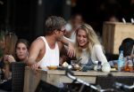 Amsterdam 12 september 2016 
Tim Douwsma en zijn vriendin Jessie Jazz Vuijk op terras en op de scooter
