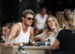 Amsterdam 12 september 2016 
Tim Douwsma en zijn vriendin Jessie Jazz Vuijk op terras en op de scooter