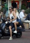 Amsterdam 12 september 2016 
Tim Douwsma en zijn vriendin Jessie Jazz Vuijk op terras en op de scooter