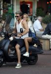 Amsterdam 12 september 2016 
Tim Douwsma en zijn vriendin Jessie Jazz Vuijk op terras en op de scooter
