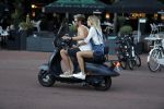Amsterdam 12 september 2016 
Tim Douwsma en zijn vriendin Jessie Jazz Vuijk op terras en op de scooter