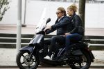 Amsterdam 17 september 2016
Wesly Bronkhorst met zijn vriendin Renee Gunning op de scooter