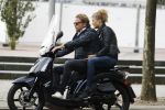 Amsterdam 17 september 2016
Wesly Bronkhorst met zijn vriendin Renee Gunning op de scooter