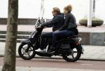 Amsterdam 17 september 2016
Wesly Bronkhorst met zijn vriendin Renee Gunning op de scooter