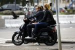 Amsterdam 17 september 2016
Wesly Bronkhorst met zijn vriendin Renee Gunning op de scooter