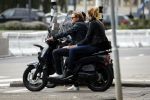 Amsterdam 17 september 2016
Wesly Bronkhorst met zijn vriendin Renee Gunning op de scooter