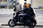 Amsterdam 17 september 2016
Wesly Bronkhorst met zijn vriendin Renee Gunning op de scooter
