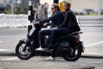 Amsterdam 17 september 2016
Wesly Bronkhorst met zijn vriendin Renee Gunning op de scooter