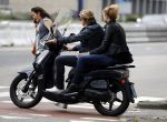 Amsterdam 17 september 2016
Wesly Bronkhorst met zijn vriendin Renee Gunning op de scooter