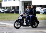 Amsterdam 17 september 2016
Wesly Bronkhorst met zijn vriendin Renee Gunning op de scooter