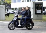 Amsterdam 17 september 2016
Wesly Bronkhorst met zijn vriendin Renee Gunning op de scooter