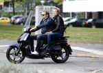 Amsterdam 17 september 2016
Wesly Bronkhorst met zijn vriendin Renee Gunning op de scooter