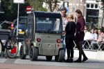 Amsterdam 27 september 2017 
Connie Witteman laat aan mensen haar gepimpte Biro wagentje zien
