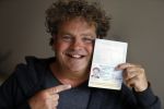 Amsterdam 25 september 2017 
Dirk Zeelenberg wordt in zijn huis geinterviewd door Catherine Keyl