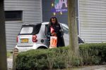 Amsterdam 22 september 2017 
Edgar Davids stapt uit auto van een (zijn) vriendin.