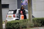 Amsterdam 22 september 2017 
Edgar Davids stapt uit auto van een (zijn) vriendin.
