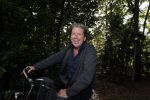 Hilversum 29 september 2017
Boekpresentatie in de wisseloord studio's. Rob de Nijs ontvangt het eerste boek. Hewnkjan Smits op de fiets
