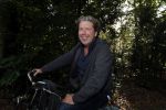 Hilversum 29 september 2017
Boekpresentatie in de wisseloord studio's. Rob de Nijs ontvangt het eerste boek. Hewnkjan Smits op de fiets