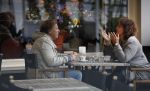 Amsterdam 30 september 2017
Ivo Niehe met een kennis op terras