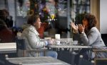 Amsterdam 30 september 2017
Ivo Niehe met een kennis op terras