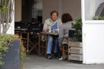 Amsterdam 30 september 2017
Ivo Niehe met een kennis op terras