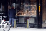 Amsterdam 26 september 2017 
Jaap v Zweden kijkt naar een etalage met daarin horloges
