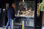 Amsterdam 26 september 2017 
Jaap v Zweden kijkt naar een etalage met daarin horloges