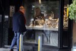 Amsterdam 26 september 2017 
Jaap v Zweden kijkt naar een etalage met daarin horloges