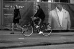 Amsterdam 27 september 2017 
Mustapha Nakhli de bekende voetbalmakelaar van onder andere Hakim Zyjech op de fiets in amsterdam
