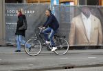 Amsterdam 27 september 2017 
Mustapha Nakhli de bekende voetbalmakelaar van onder andere Hakim Zyjech op de fiets in amsterdam