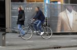 Amsterdam 27 september 2017 
Mustapha Nakhli de bekende voetbalmakelaar van onder andere Hakim Zyjech op de fiets in amsterdam