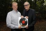 Hilversum 29 september 2017
Boekpresentatie in de wisseloord studio's. Rob de Nijs ontvangt het eerste boek